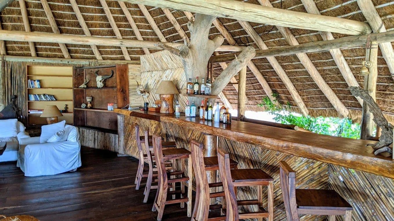 Restaurants/Bar — Apoka Safari Lodge