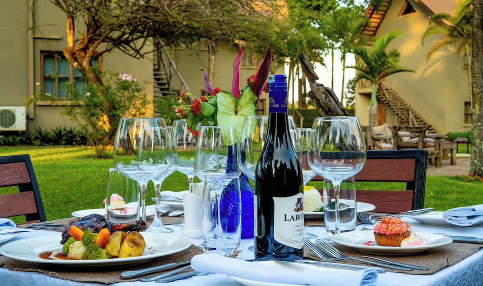 Restaurants/Bar — Weru Weru River Lodge
